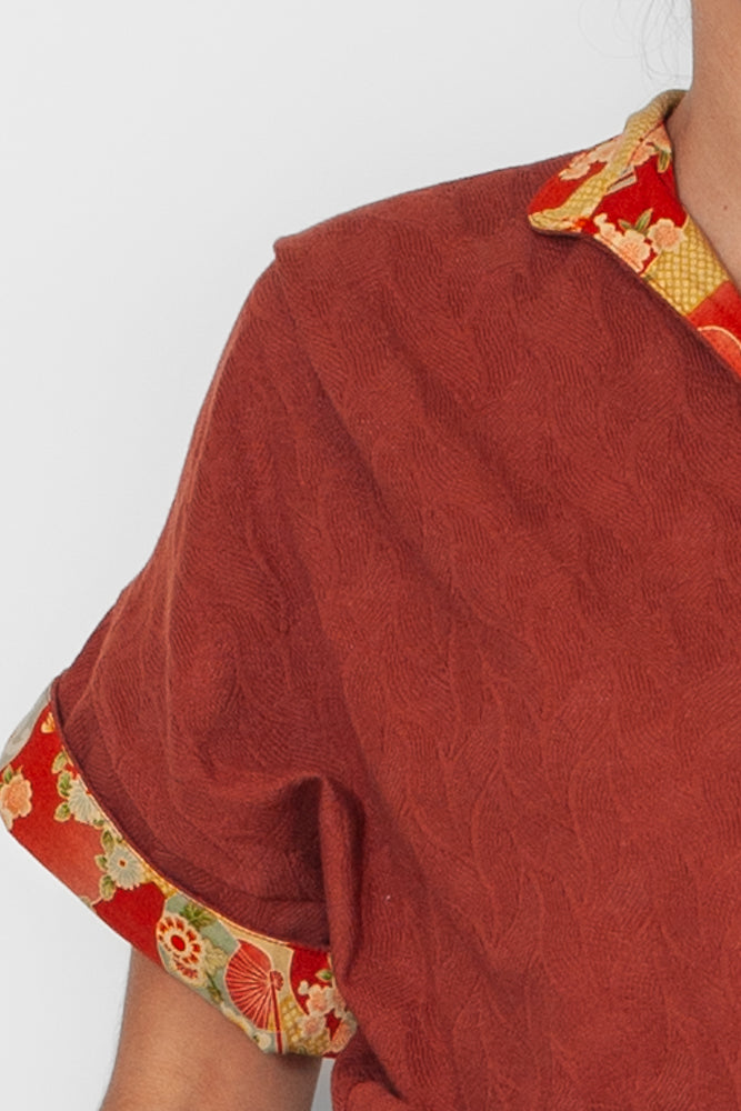 Haut élégant femme Jane jacquard brique Détail tissu motif jacquard , gros plan coton bio GOTS, qualité et finition françaises.