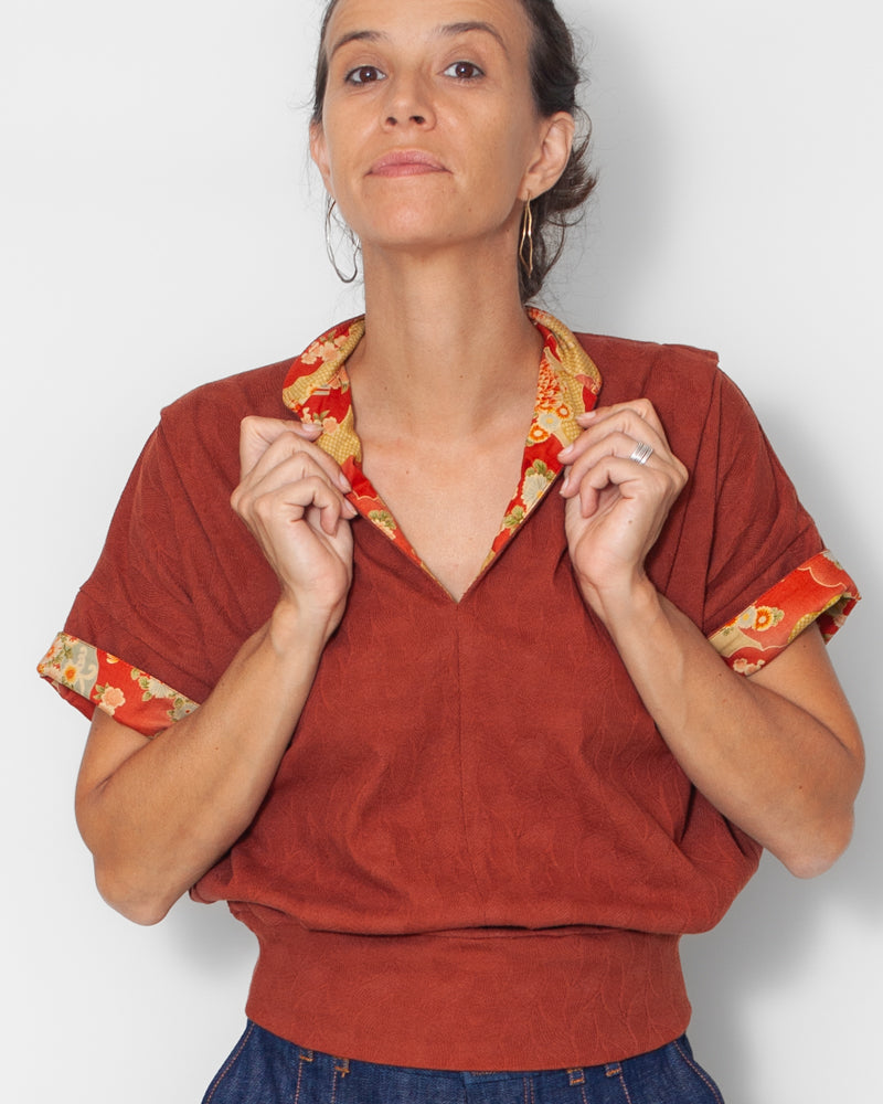 Face avec revers : Sweat Jane jacquard brique, vue de face sur mannequin, coton bio GOTS, motif jacquard, confection française Atelier Tiket.