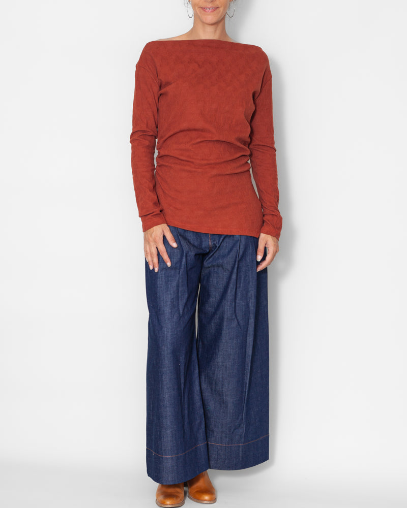 Tee-shirt à manches longues et col bateau de couleur brique jacquard en coton bio certifié GOTS, confection française Atelier Tiket, mode durable et élégante, avec jean