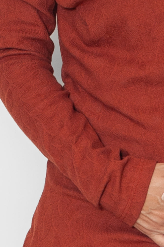 Détail du Sweat à manches longues et col bateau Emma brique jacquard en coton bio certifié GOTS, confection française Atelier Tiket, mode durable et élégante