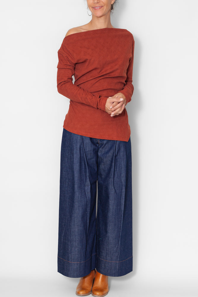 Tee-shirt à manches longues et col bateau de couleur brique jacquard en coton bio certifié GOTS, confection française Atelier Tiket, mode durable et élégante