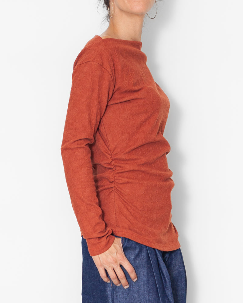 Tee-shirt à manches longues et col bateau de couleur brique jacquard en coton bio certifié GOTS, confection française Atelier Tiket, mode durable et élégante, de profil