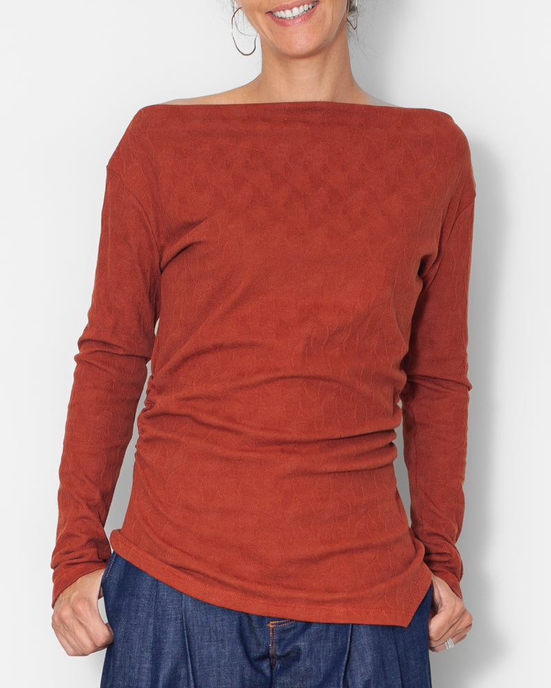 Tee-shirt à manches longues et col bateau, vu de face, de couleur brique jacquard en coton bio certifié GOTS, confection française Atelier Tiket, mode durable et élégante