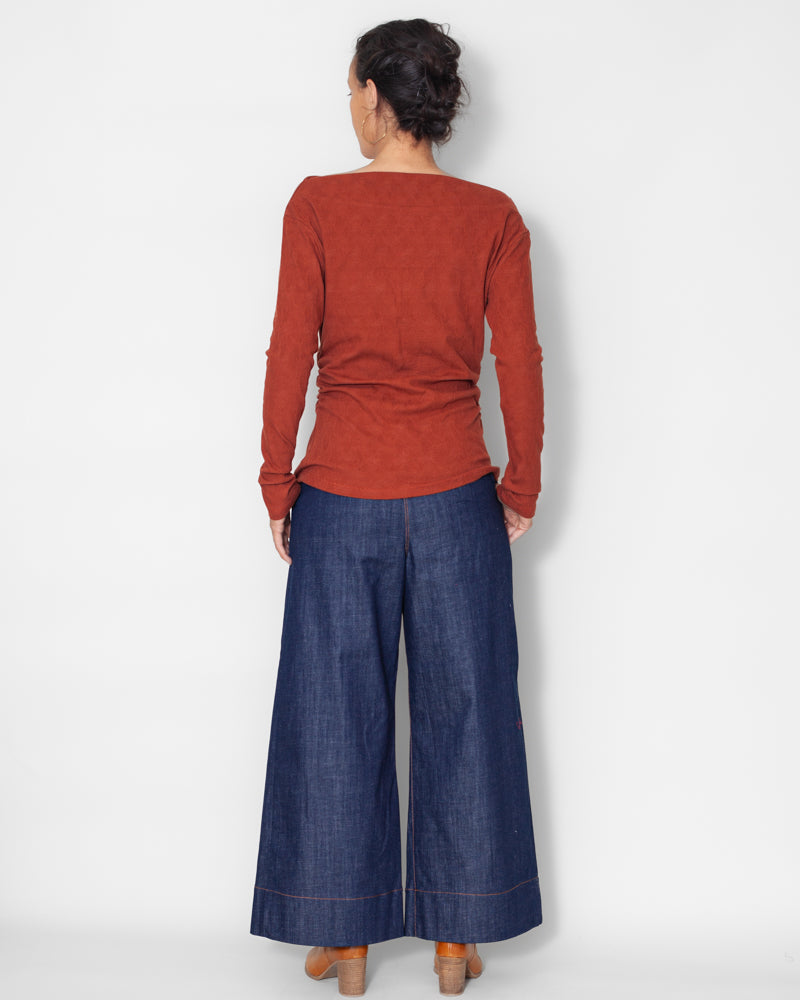 Tee-shirt à manches longues et col bateau de couleur brique jacquard en coton bio certifié GOTS, confection française Atelier Tiket, mode durable et élégante, vue de dos
