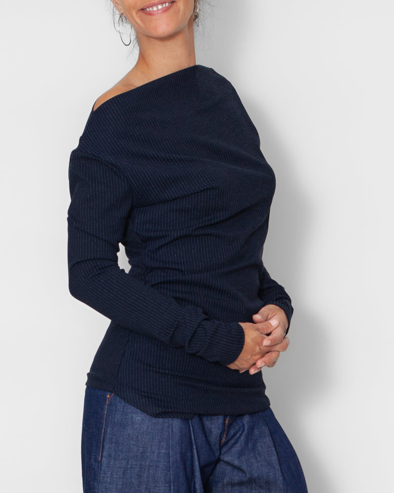 Sweat Emma rayé noir de profil à manches longues coton bio GOTS, conçu et fabriqué en France par Atelier Tiket, vêtement éthique en matières naturelles.