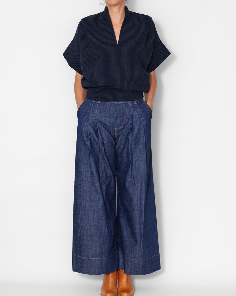 Sweat Jane jacquard bleu, vue de face sur mannequin, sans revers, porté avec un jean coton bio GOTS, motif jacquard, confection française Atelier Tiket