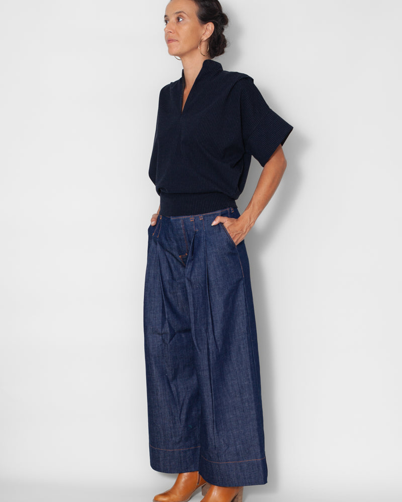 Sweat Jane jacquard bleu, vue de face trois quart sur mannequin, coton bio GOTS, motif jacquard, confection française Atelier Tiket.