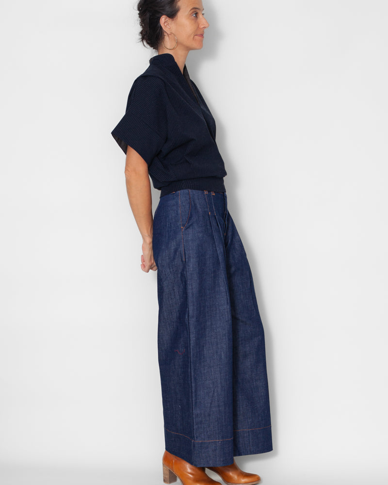 Sweat Jane jacquard bleu, vue profil, coupe et épaule, motif visible, coton bio GOTS, fabriqué en France.