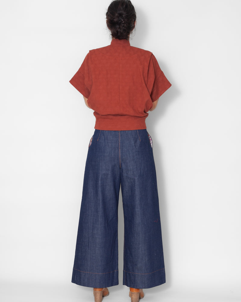 Haut élégant femme Jane jacquard brique, vue de dos sur mannequin, sans revers coton bio GOTS, motif jacquard, confection française Atelier Tiket.