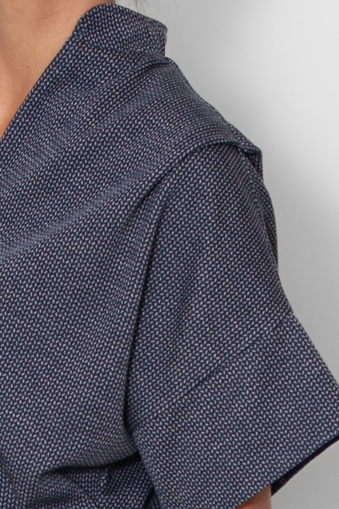 Détail - encolure et trame du sweat Jane noir rayé, gros plan sur la lign d'épaule et la manche coton bio GOTS, finitions confection française.