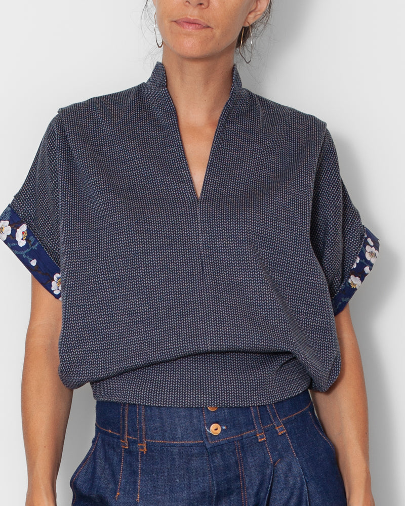 Sweat Jane noir rayé, vue de face sur mannequin, coton bio GOTS, confection française Atelier Tiket, coupe droite.