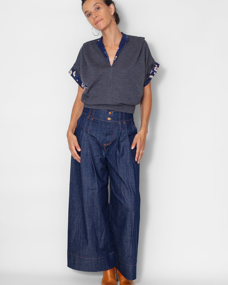 Sweat Jane noir rayé, vue de face  avec revers sur mannequin, coton bio GOTS, confection française Atelier Tiket, coupe droite.