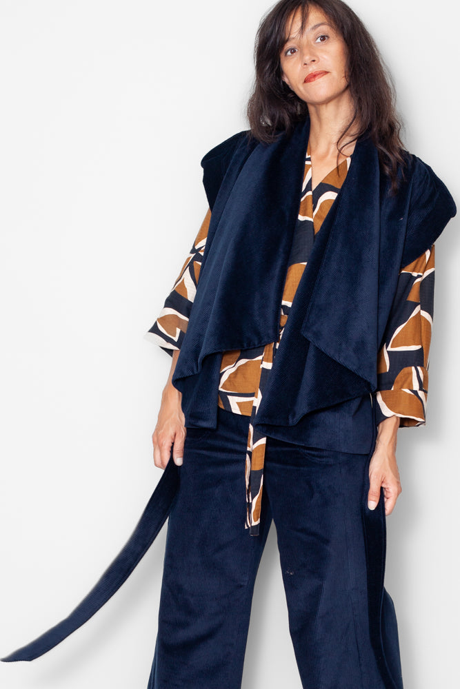 Veste kimono velours marine, vue face sur mannequin, velours bio GOTS, coupe kimono élégante, confection française.
