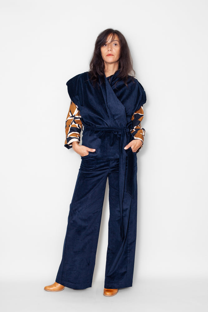 Veste kimono velours marine, vue face nouée avec ceinture sur mannequin, velours bio GOTS, coupe kimono élégante, confection française.
