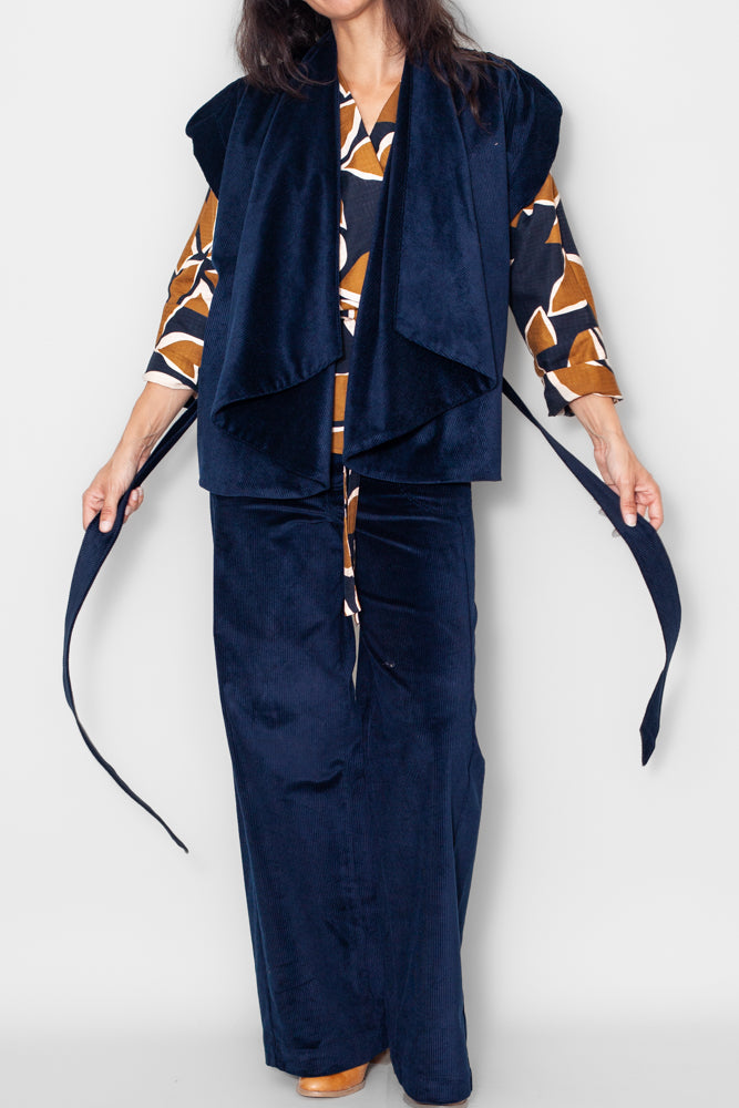 Veste kimono velours marine, vue face sur mannequin, velours bio GOTS, coupe kimono élégante, confection française.