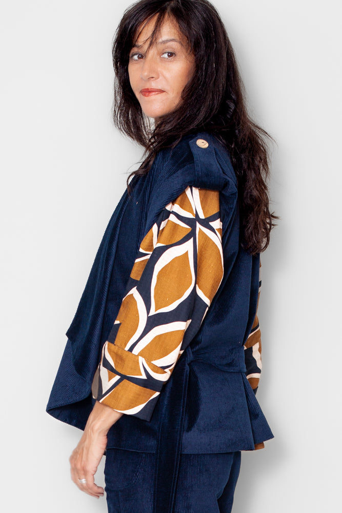 Veste kimono velours marine vue profil, tombé et manches, velours bio GOTS, fabriquée en France.