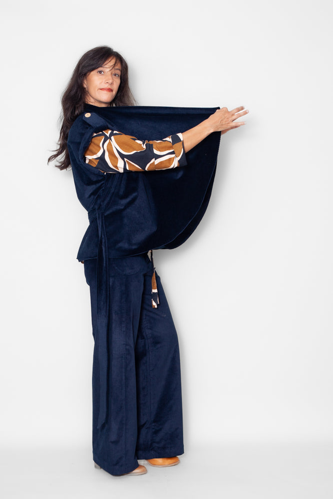 Veste kimono velours marine vue profil, détail de la coupe du devant, tombé et revers manche, velours bio GOTS, fabriquée en France.