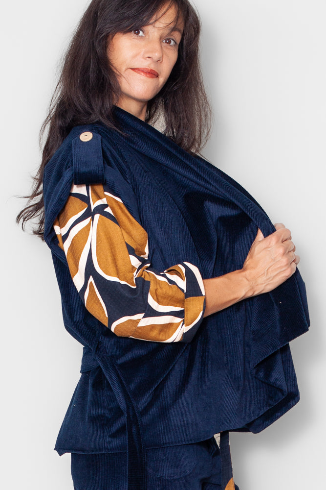 Zoom sur la veste kimono velours marine vue profil, tombé et manches, velours bio GOTS, fabriquée en France.