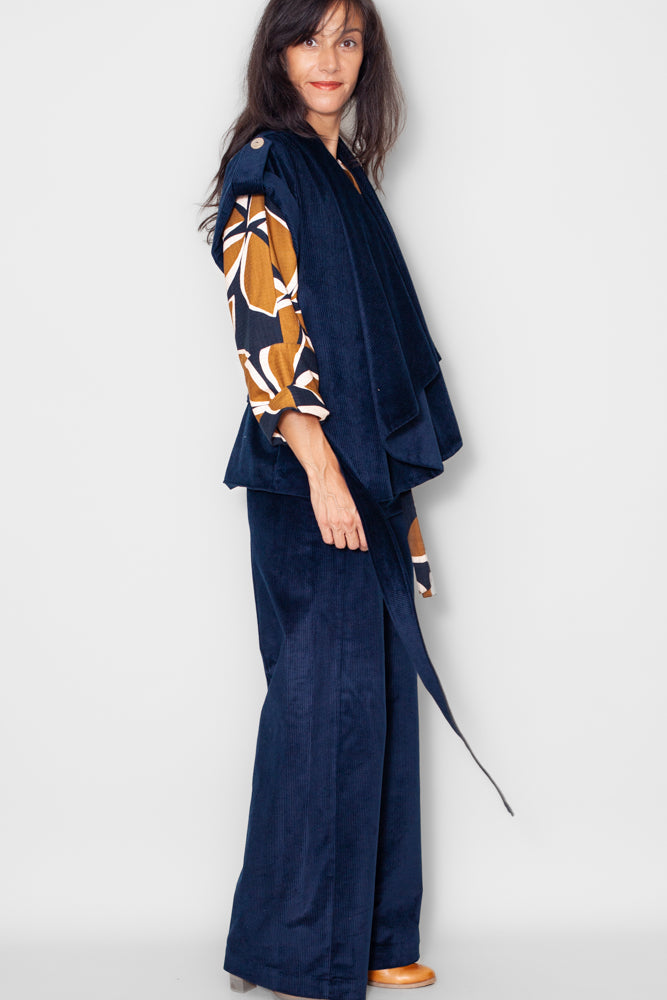 Veste kimono velours marine vue profil, tombé et manches, velours bio GOTS, fabriquée en France. Photo total look pantalon assortis
