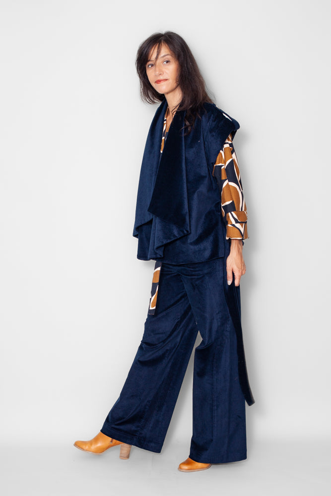 Veste kimono velours marine vue trois quart devant , tombé et manches, velours bio GOTS, fabriquée en France.