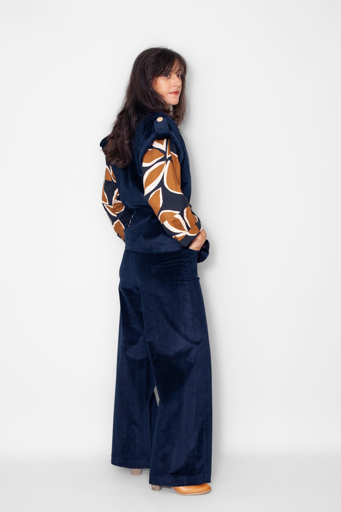 Veste kimono velours marine vue trois quart dos, motif et finition, couture visible, confection française.