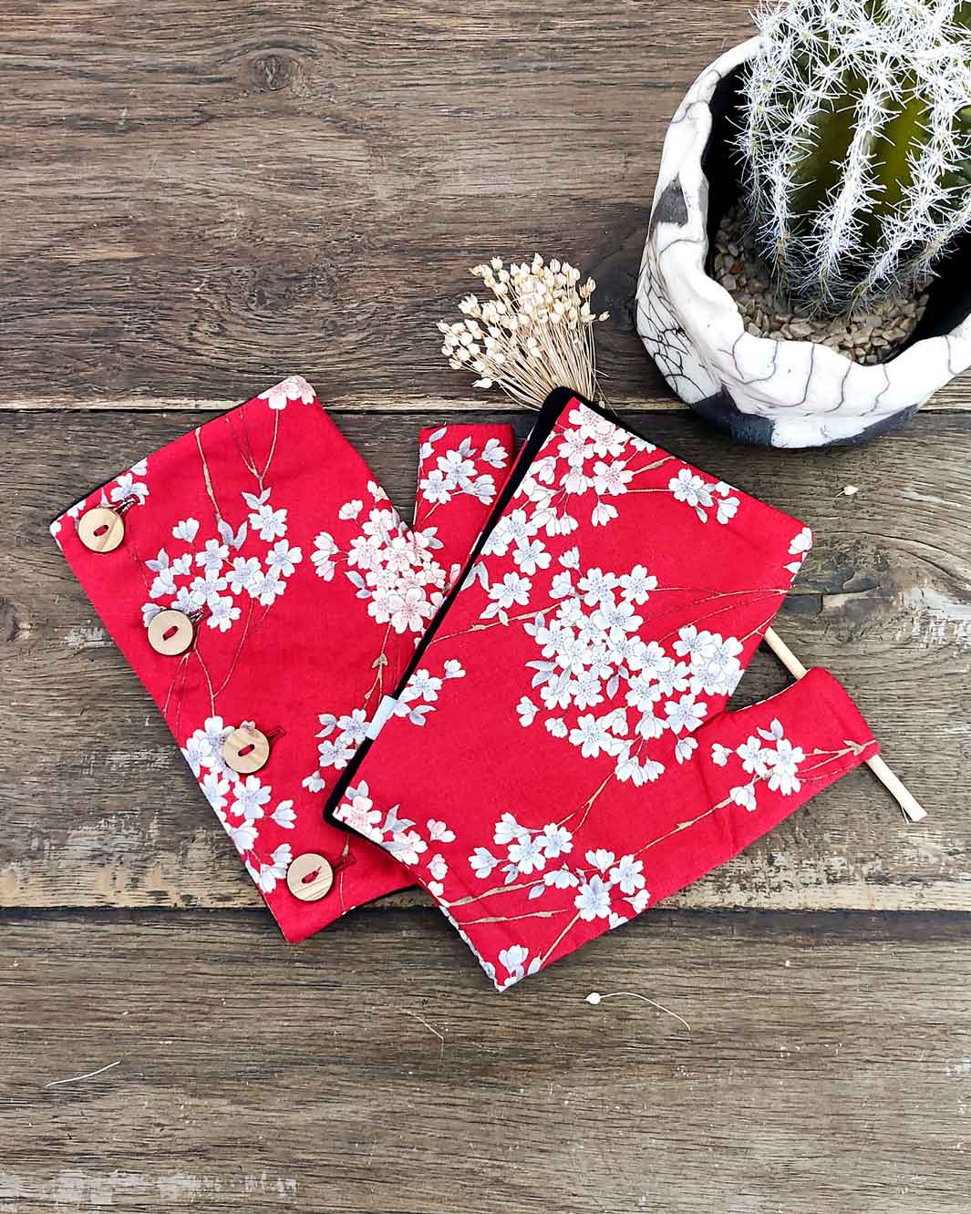 Mitaines Japon motif fleurs de cerisier rouge