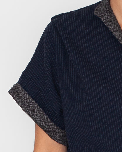 Détail tissu motif jacquard du sweat Jane bleu, gros plan coton bio GOTS, qualité et finition françaises.