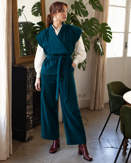 Veste kimono en velours côtelé bio canard portée croisée et ceinturée avec le pantalon Marinette canard et une chemise ivoire.