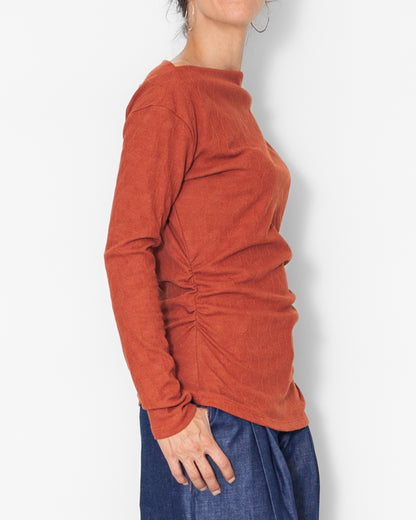  Tee-shirt à manches longues et col bateau de couleur brique jacquard en coton bio certifié GOTS, confection française Atelier Tiket, mode durable et élégante, de profil 