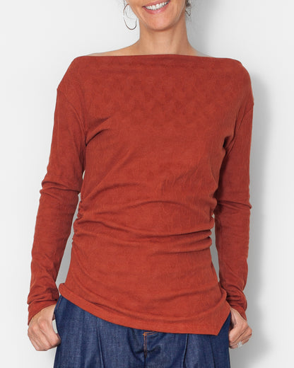 Tee-shirt à manches longues et col bateau, vu de face, de couleur brique jacquard en coton bio certifié GOTS, confection française Atelier Tiket, mode durable et élégante
