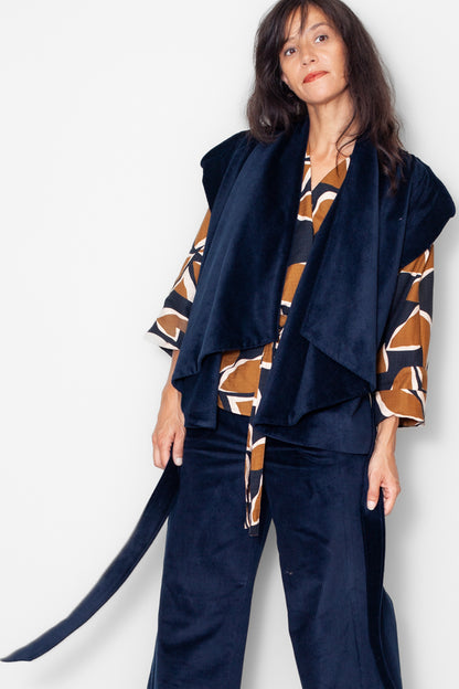 Veste kimono velours marine, vue face sur mannequin, velours bio GOTS, coupe kimono élégante, confection française.