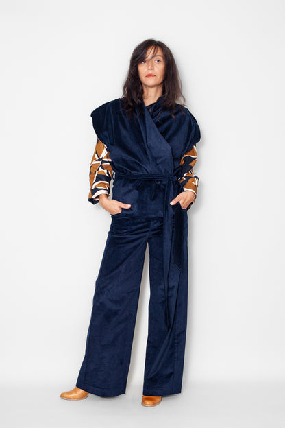 Veste kimono velours marine, vue face nouée avec ceinture sur mannequin, velours bio GOTS, coupe kimono élégante, confection française.