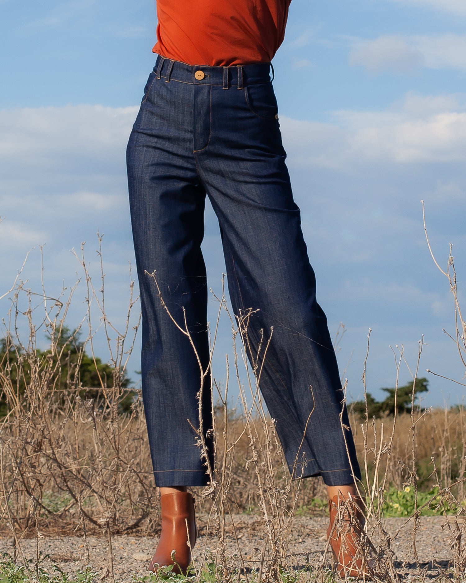 Vêtements fabriqué en France. Pantalon en denim Marinette et tee-shirt Louise.